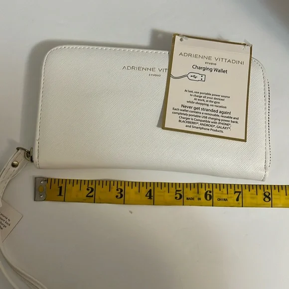 Adrienne Vittadini charging wallet wristlet white saffiano New - Picture 12 of 14